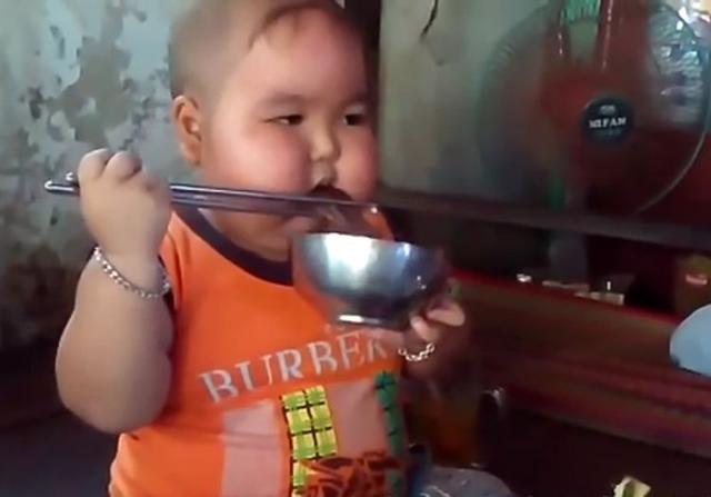 5岁男孩每餐吃5碗饭，妈妈以为孩子有病，去医院检查后医生却笑了