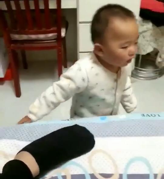 爸爸故意给宝宝闻自己的臭袜子，接下里宝宝的反应，亮了！