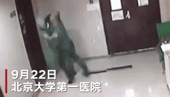 高龄二胎孕妇暴打医生：你怎么敢不给我剖？