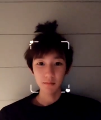 王源扎小辫自拍开滤镜瘦脸夸张 忍俊不禁梨涡醉人