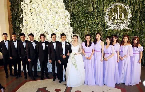 黄晓明和baby的世纪婚礼上,伴娘团是由李冰冰领衔,整个伴娘团和伴郎团