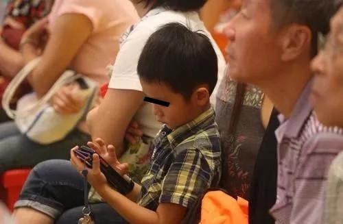 如果想毁掉一个孩子，就给他一部手机！别的国家都开始立法禁止了
