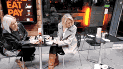 搞笑段子gif:我去,这酒瓶也太结实了吧!