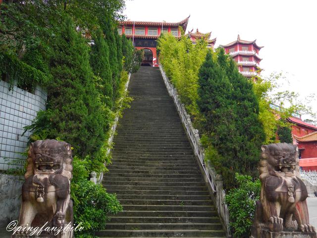 弥陀禅院历史悠久,搬迁之后更加辉煌,是万州最知名的寺庙,无论烧香