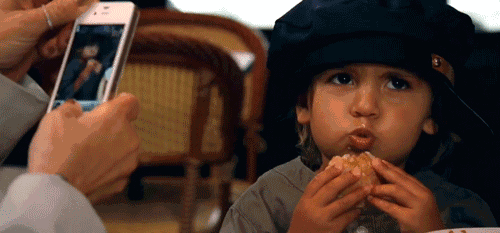 孩子经常玩手机会变成什么样子？