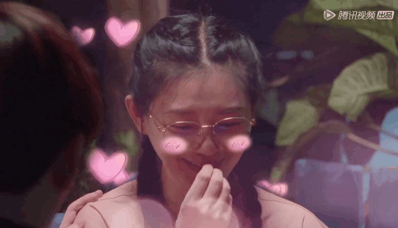 大s笑起来眉眼弯弯 皮肤白皙 扎着两条麻花辫 难怪看