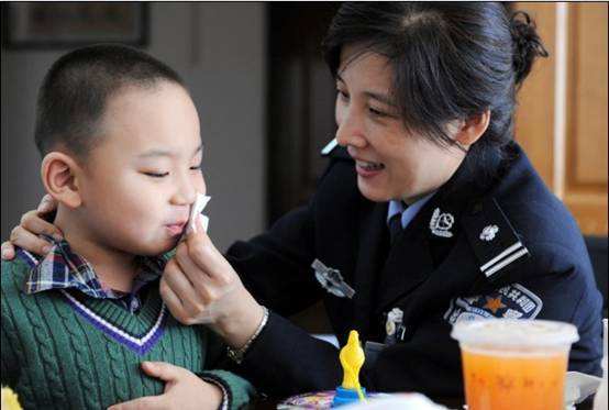 6岁孩子报警救助，只因父母做了这件事，令人气愤！