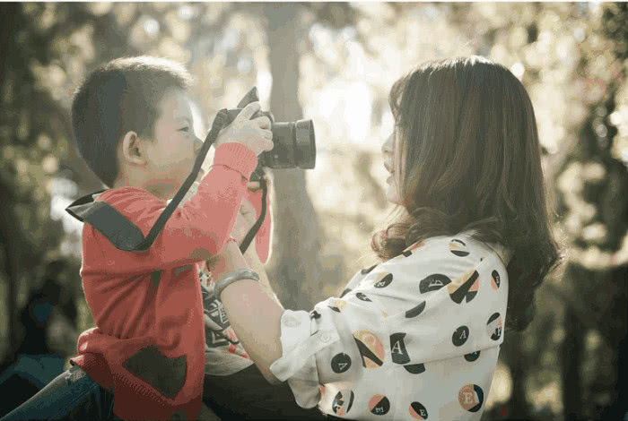 孩子问“为什么我不能玩手机”? 这位妈妈的回答让人拍案叫绝