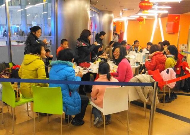 “妈妈，我想吃那个”，宴席上两位妈妈的不同表现，高下立见！