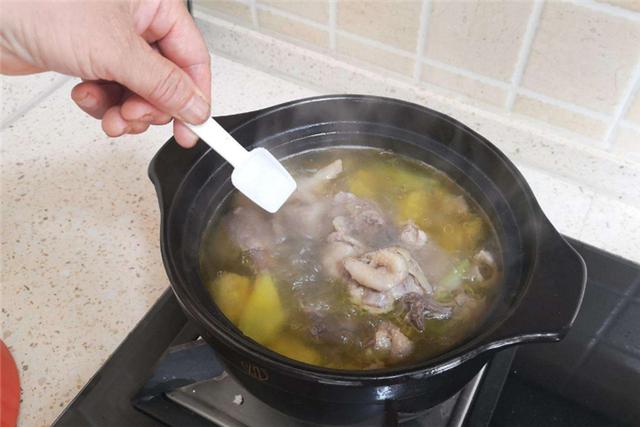 自以为是的爱娃方式，换不来晚年一杯温水