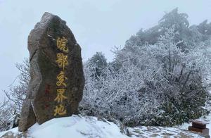 Tianzhan Mountain Scenic Area Welcomes 'Peach Blossom Snow' and Silver-White Draping, Captivating Visitors