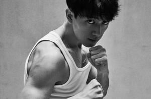 Li Shows Off His Physique, Clear Muscle Lines, This Body Shape is Perfect!