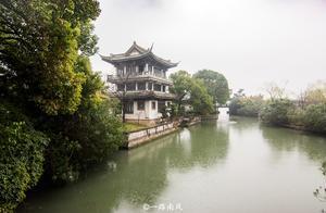 Beautiful Xi Shi and Her Lover Retreat by Taihu Lake, Featuring Scenery Comparable to Suzhou Gardens