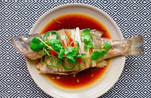 When Steaming Bass Fish, Don't Season in a Hurry, Do This Before Serving, and the Taste Will Be Fresh and Not Fishy