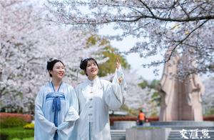 Late Spring March: Admiring Flowers and Enjoying the Green