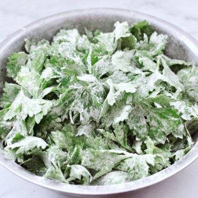 #一起加油，我要做A+健康宝贝#粉蒸芹菜叶