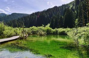 Combining the beauty of Jiuzhaigou and Huanglong, yet quieter than Jiuzhaigou with a richer ethnic flavor.