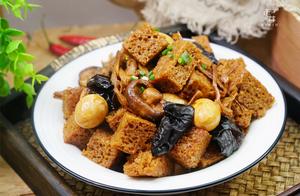 This dish is Shanghai's signature dish, embodying a rich and flavorful meal with a wish for family men to achieve great success.