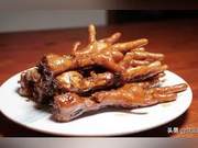 Late-Night Snacks, Snacks, Drink Pairing, and Drama-Watching Essentials: This Homemade Spicy Braised Chicken Feet Dish Has Multiple Identities