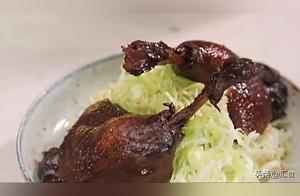 Home-Style Braised Duck Legs with Sesame and Scallions, Served with Dipping Sauce – The Flavor is Simply Delicious
