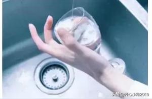 Psychology: First Impression, Which Hand Will Loosen the Bottle? Find Out If Anyone Likes You Recently