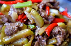 Super Delicious and Filling Dish: Sour Cabbage and Beef Stir-Fry with Noodles