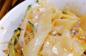 This type of noodles is simpler and more delicious than cold skin, soft and chewy with a glossy texture, can be rolled with vegetables and meat, and highly addictive.