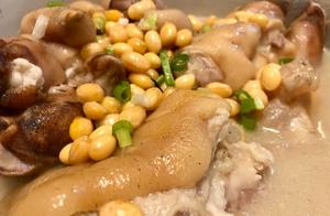 Let's see how Northeast's son-in-law makes yellow bean stewed trotters – they've been simmering for a full three hours, oh my goodness, it's incredibly fragrant!