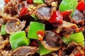 Today's Home Dishes: Chili Stir-Fried with Chicken Gizzard, Lamb Blood Congee, Dry Pot Bone Marrow, and Five-Spice Pork Ribs