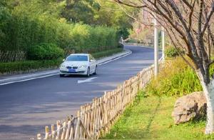Spring in Xiamen: Just when the flower creeks are lush green with velvet-green grass and cherry blossoms and peach blossoms are in full bloom!