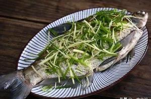 When Steaming Fish, Some People Add Salt, Some Add Light Soy Sauce, Chef Master: Neither!
