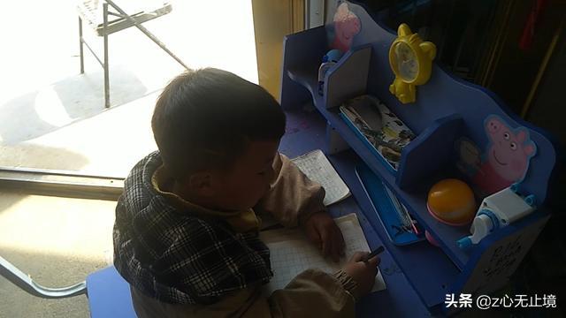 「超级宝妈」春天 在家教小孩读书写字