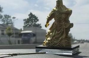 Friends, the old man's knife fell off the car suddenly, what does this foreshadow?