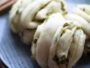 When making scallion rolls, don't just add edible oil, remember 3 points, fragrant and delicious, can eat 2 without vegetables