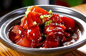 When making braised pork, should you blanch or fry first? Chef: If done right, the pork will be fragrant, tender and not bitter.