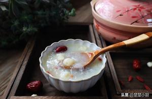 Sweet and Gelatinous Silver Ear and Lotus Seed Dessert: Simple to Make and Delicious