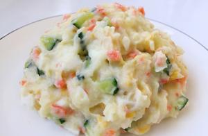 There are many ways to eat potatoes, but mashed potato salad is refreshing and delicious for both adults and children.