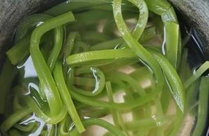 This dish is often eaten during the first month of the lunar year, causing frequent trips to the toilet, softens blood vessels, prevents bad breath, and reduces weight to two digits.
