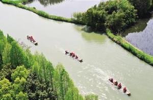 Riding Bamboo Rafts to Admire the Spring Scenery