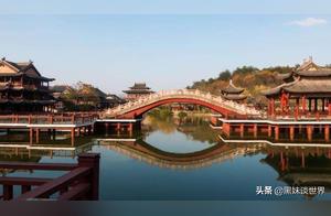 China’s Two Most Tourist-Trapping Destinations: One a Famous Man-Made Attraction, the Other Fenghuang Ancient Town