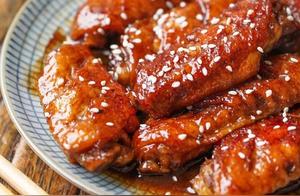 Golden-brown chicken wings in the pot, crispy fried shrimp with a fragrant aroma, a nutritious and delicious snack loved by everyone.