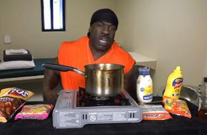 Daily Fitness in Prison, Muscular Physique After Release, Girlfriend Gives Birth to Twins