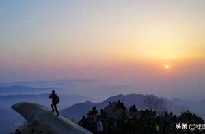 Spring warmth dispels gloom, cherry blossoms bloom on Mount Tai.