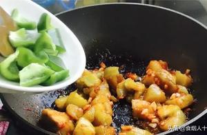 Braised Eggplant: Don't Directly Heat Oil! Add '1 Spoon of It' for Red, Flavorful, and Non-Greasy Results