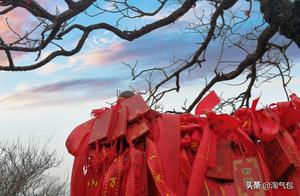 Climbing High to Pray for Good Fortune and Celebrate the New Year