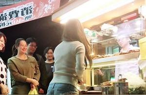 What Delicious Food Attracts Old Men to Queue Up