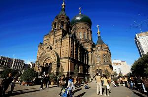 Visiting Harbin, you can stroll along the streets and take a look, it's very interesting.