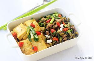 If tofu is cooked with them, it's sour and spicy, appetizing and suitable for rice, and we'll have three bowls of rice.