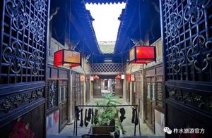 Phoenix Ancient Town and Tranquil Joy with Time, Elegant Charm Amidst the Years, Waiting for You and the Rain