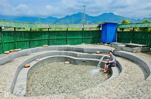 In this village of Anhui, clothes are washed with hot spring water, and there was once a public bathing pool that separated men and women.